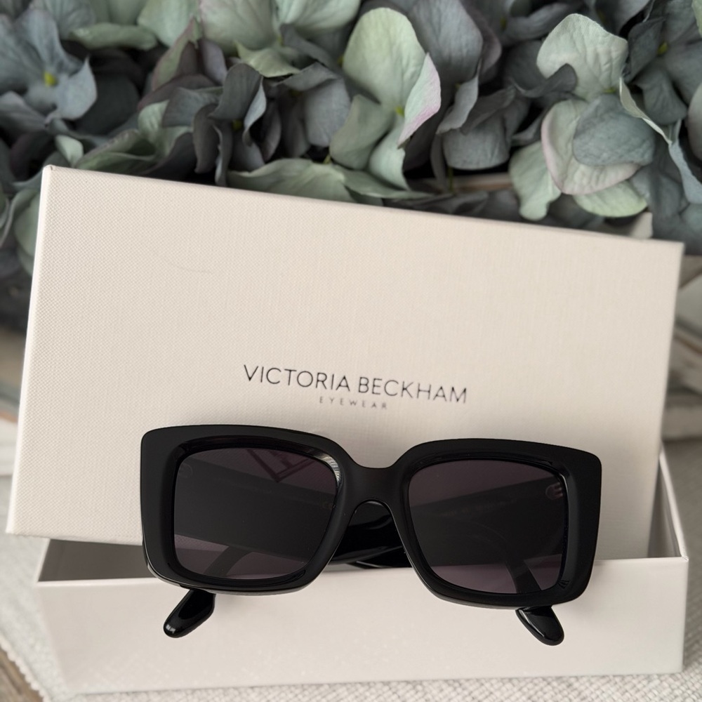 Victoria Beckham Sunglasses Black Rectangle w/Case & Box VB653S 001 5221 145 NIB